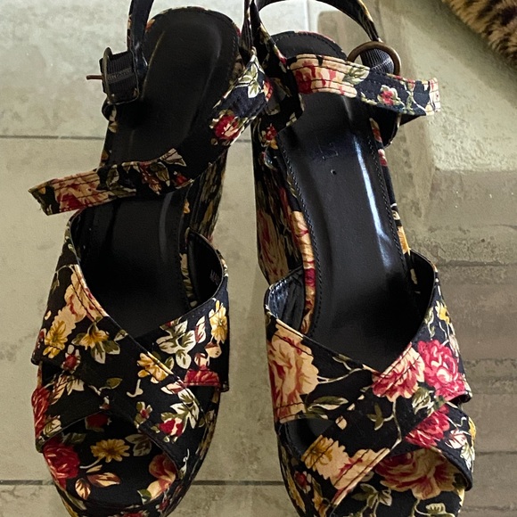 Beautiful Forever 21 Floral Wedges - Picture 7 of 13
